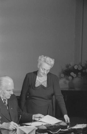 Reportage: Präsident Wilhelm Pieck im Schloss Niederschönhausen : Wilhelm Pieck mit seiner Tochter Elly Winter am Schreibtisch