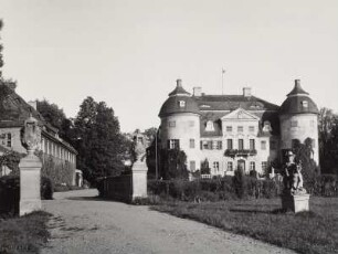 Milkel, Schloss Milkel, Ansicht von Nordwesten mit Brücke über den Schlossgraben