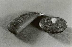 Tabatiere als Pulverflasche und ovale Dose mit Porträt August des Starken
