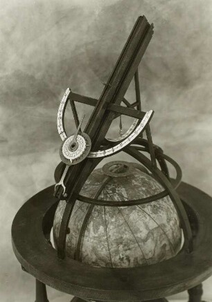 Globusuhr: Detail: Gestellseitenarm : Bürgi, Jost, Mathematiker, Instrumentenbauer