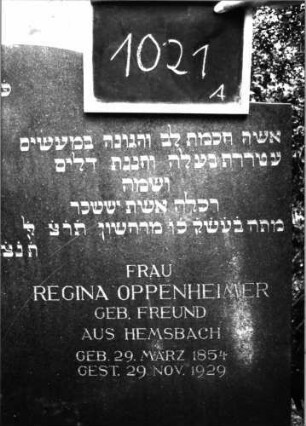 Grabstein 1021 (Index: 99803898) Material: Granit; Granit, poliert Zustand: sehr gut Maße HxBxT: 122x120x18 cm Beschreibung: Sockel, Stele mit Karniesbogen: Grabstein 1021A