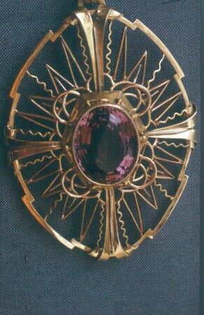 Schmuckanhänger : Schmuckanhänger. Gold, violetter Stein (vor 1962; J. Eckert)