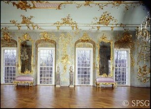 Berlin, Schloss Charlottenburg, Goldene Galerie, Blick auf Teil einer Fensterwand.