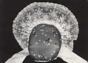 Haube aus Weißkeißel : Kleidung - Truhentracht. Ort: Wuskidź / Weißkeißel. Haube der Muskauer Tracht.