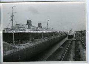 Hochseepassagierdampfer "Columbus" in der Gatun Schleuse, Panama