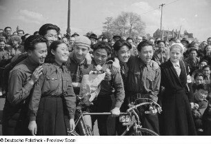 Radrennfahrer mit koreanischen Studenten