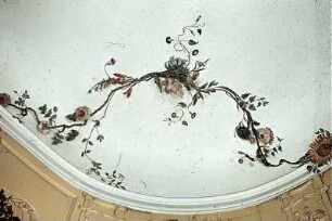 Deckendekoration mit Blumen