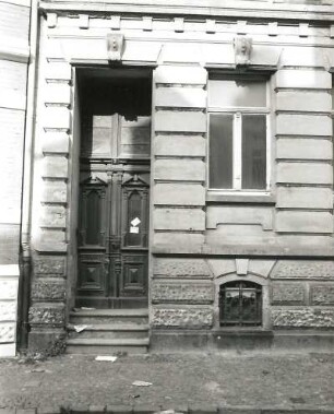Wurzen, Schweizergartenstraße 3. Wohnhaus (1880/1890). Haustür und Fenster