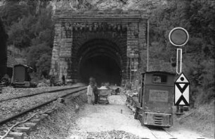 Istein: Lorenzug am Eingang zum [Klotz-Tunnel]