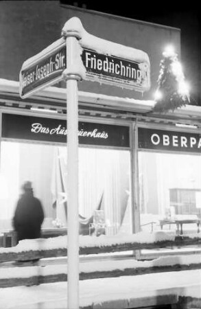 Freiburg: Verschneites Straßenschild "Friedrichring, Kaiser-Joseph-Straße"