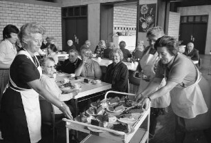Stadtranderholung für alte Menschen im Caritas-Waldheim des Caritas-Verbands in der Friedrichstaler Allee