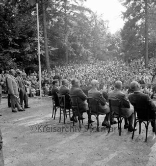 CDU: Kundgebung: Bürgerpark: Naturbühne: Funktionsträger, darunter auf Stuhlreihe Kreispräsident Friedrich Hardt, Landrat Wennemar Haarmann, CDU-Kreisvorsitzender Konrad Meyer, Olaf von Wrangel: Blumensträuße, Souffleurkasten, Lautsprecher: Fotografen: in Orchestergraben Fotograf: hinten Publikum, 11. August 1965