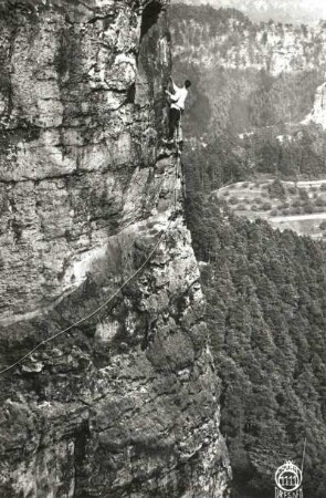 Sächsische Schweiz, Rathener Gebiet. Kleiner Wehlturm. Seilschaft Paul Illmer über dem 2. Band der Südwestwand (VI). Blick nach Nordost