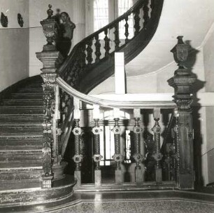 Cottbus, Ewald-Haase-Straße 12. Villa der Tuchfabrik Grovermann (Kindergarten) (wohl 1912). Treppenhaus mit Treppenaufgang