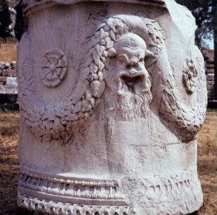 Athen, bekränzte Marmorstele aus dem Dionysos-Heiligtum