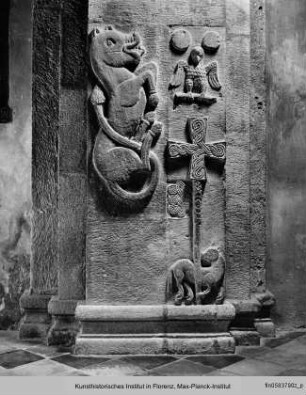 Pilasterdekoration mit dem Lamm Gottes, einem Adler und einem Pferd