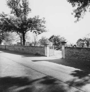Friedhofsmauer; Brechen, Auf dem Gäßchen