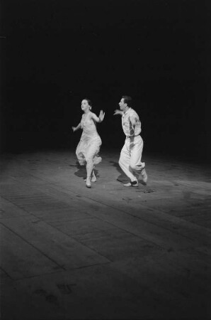 Gastspiel eines russischen Ballett- und Künstlerensembles in der Deutschen Staatsoper Berlin : Primaballerina Alla Schelest mit Boris Bregwadse in "Walzer", Teil des Ballettprogramms