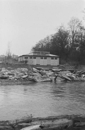 Eisschollen am Ufer : Eisschollen am Ufer der Weißen Elster. Elster, westliches Ufer, kurz nach heutigem Abzweig des Elsterflutbettes