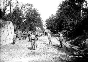 Erster Weltkrieg : Deutsche Soldaten beim Straßenbau