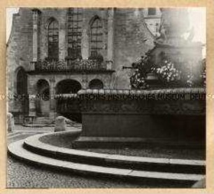 Großer Brunnen vor einem herrschaftlichen Hauseingang