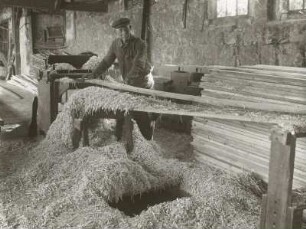 Langenhennersdorf, Sägewerk : Langenhennersdorf, Sägewerk. Bearbeitung von Brettern an einer Hobelmaschine