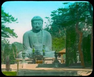 Großer Buddha (Daibutsu) von Kamakura : Kamakura. Kōtoku-in-Tempel. Großer Buddha (Daibutsu, Darstellungen des Buddha Amitabha in sitzender Meditationshaltung) (1252 begonnen; Ōno-Gorōemon, Tanji-Hisatomo). Bronze; H. 11,4 m, Gewicht 93 t. Aufnahme mit kleinem Jungen