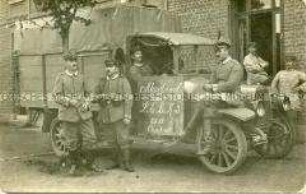 Soldaten an einen Lastwagen