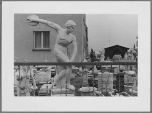 Skulpturen auf dem Betriebsgelände eines Bildhauers, Mainz