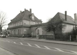 Radeberg, Heidestraße 2 und Schillerstraße 37. Gaststätte "Schillergarten" (um 1920 und bezeichnet 1927)