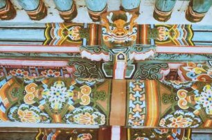 Bemalte Deckenbalken vermutlich in einem buddhistischen Tempel