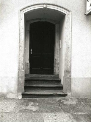 Radeberg, Hauptstraße 18. Wohnhaus mit Läden (1760)