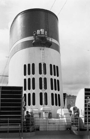 Reisefotos Italien. Schornstein eines Passagierschiffes im Hafen von Neapel