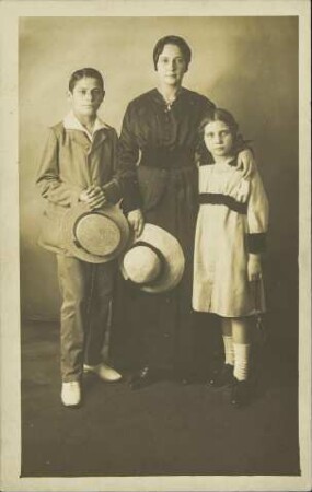 [Frau mit Junge und Mädchen]