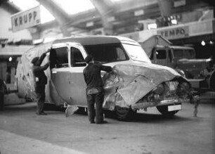 Berlin: Automobilausstellung; ein Omnibus wird ausgepackt