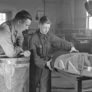 Ausbilder und Lehrling bei Borgward mit einem Bauelement, um 1938/1941
