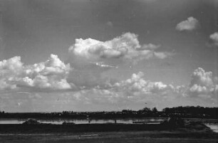 Biled: Sumpflandschaft mit schönen Wolken