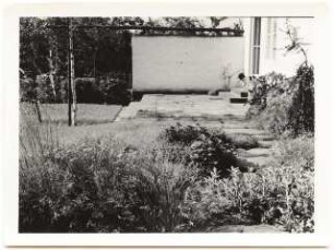 Garten Elsbeth Heddenhausen, Berlin-Zehlendorf: Wohnhaus Terrasse Garten mit Gräsern