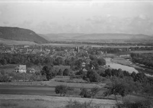 Höxter mit Räuschenberg und Weser : Höxter. Blick vom Ziegenberg nach Nord-Nordosten über die Stadt und die Weserschleife mit Weserbrücke Höxter, links der Räuschenberg