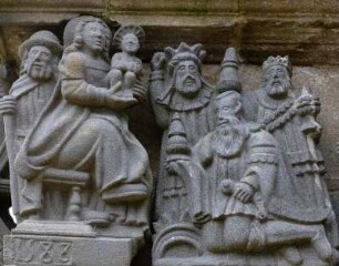 Frankreich. Bretagne. Finistere. Guimiliau. Enclos paroissial. Umfriedeter Pfarrhof. Calvaire. 1581 bis 1588. Umfasst mehr als 200 Figuren