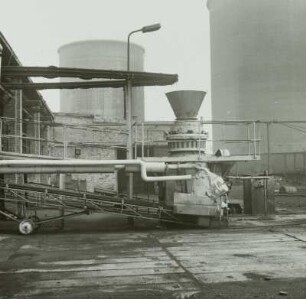 VE Braunkohlenkombinat Senftenberg, Brikettfabrik Sonne (I 1952-1954, II 1961-1962). Abschnitt Brikettbehandlung / Verladung. Kegelbrecher zur Herstellung von Brikettgranulat : Freienhufen. VE Braunkohlenkombinat Senftenberg, Brikettfabrik Sonne (I 1952-1954, II 1961-1962). Abschnitt Brikettbehandlung / Verladung. Kegelbrecher zur Herstellung von Brikettgranulat