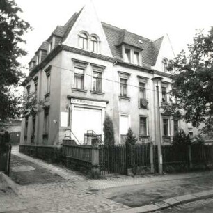 Dresden-Trachau, Kleestraße 8. Wohnhaus mit Ladeneinbau. Straßenansicht mit Hoftor und Einfriedung