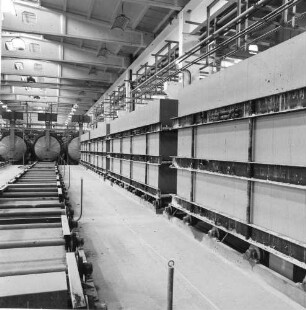 Eilenburg, Dübener Landstraße. VEB Betonwerk Laußig, Betriebsteil Betonwerk Eilenburg. Werkhalle der Gasbetonproduktion. Ansicht mit Rollenbahn
