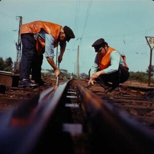 Reichsbahndirektion Dresden. Gleisbau. Facharbeiter für Eisenbahnbautechnik mit Signalwesten bei Reparatur einer Weiche