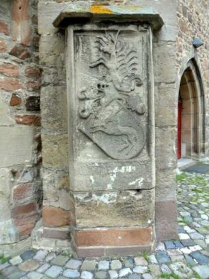 Stadtkirche - Kirchturm im Nordwesten-Strebepfeilerbasis mit Grabstein (mit Relief-Wappen-ehemaliger Text stark angewittert)