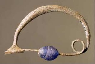 Einfache Bogenfibel mit blauer Glasperle