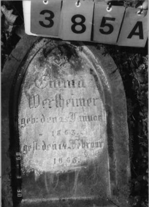 Grabstein 385 (Index: 99792086) Material: Sandstein Zustand: leicht verwittert, Stele liegend Maße HxBxT: 65x38x16 cm Beschreibung: Stele, Spitzbogenabschluß, Schriftfeld eingetieft Besonderheit: Kindergrab: Grabstein 385A