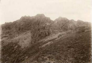 Ruminahui. Südöstlicher der Caldera abgewandter Absturz. Schichtung, vertikale Absonderung und Gänge deutlich