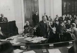 Senator John E. Rankin spricht während der Anhörung zum Hoover Moratorium, Washington D.C.. John E. Rankin