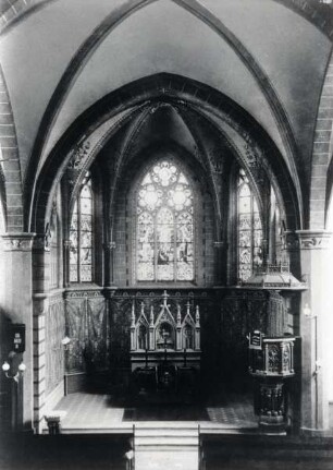 Martin-Luther-Kirche Detmold. Chor mit dem alten Altar